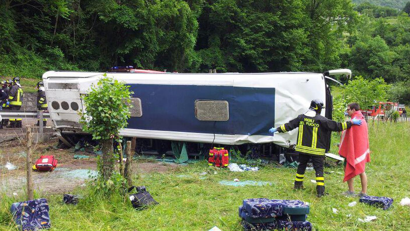 Le immagini dell'incidente del pullman uscito di strada a Feltre con decine di ragazzi a bordo ANSA.jpg
