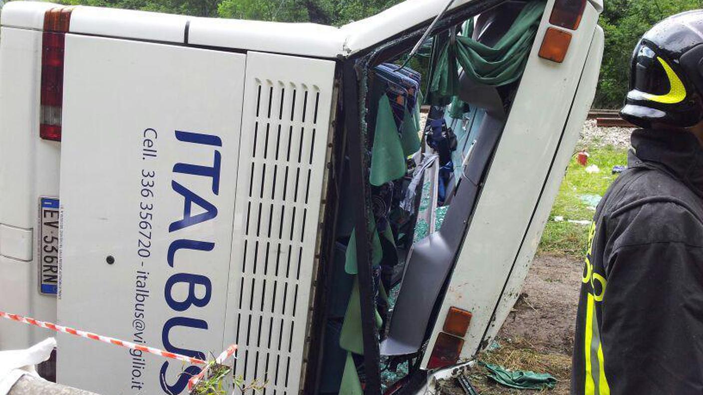 Le immagini dell'incidente del pullman uscito di strada a Feltre con decine di ragazzi a bordo 03 ANSA.jpg