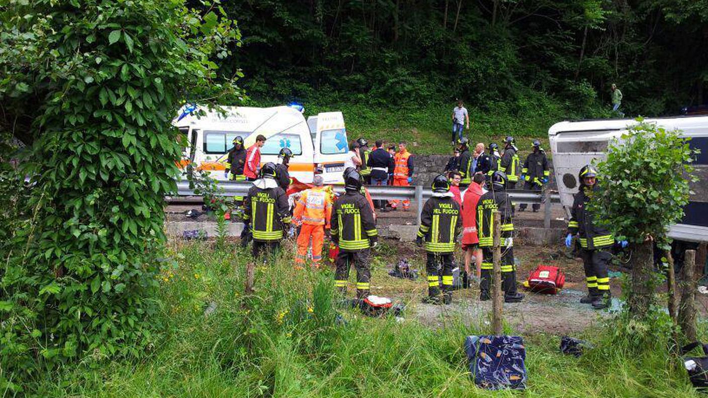 Le immagini dell'incidente del pullman uscito di strada a Feltre con decine di ragazzi a bordo ANSA 02.jpg