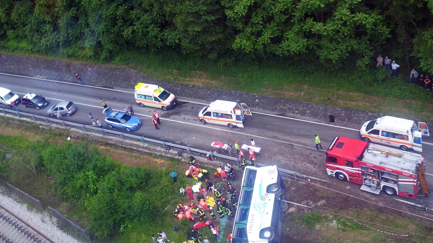 Le immagini dell'incidente del pullman uscito di strada a Feltre con decine di ragazzi a bordo 05 ANSA.jpg