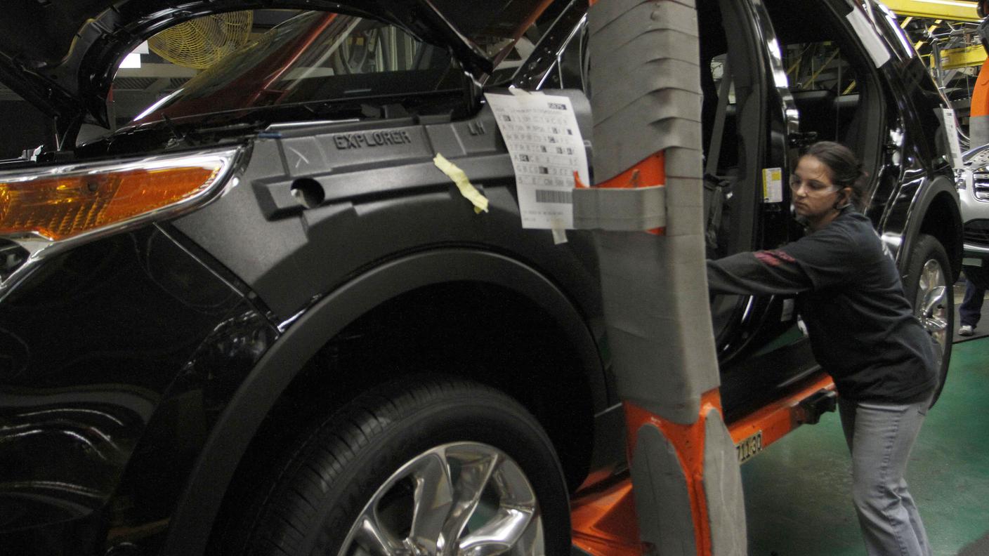 L'assemblaggio di un SUV Ford Explorer a Chicago