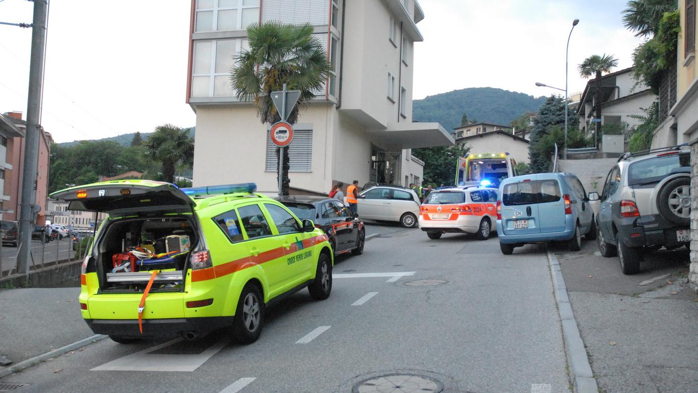 Invade i binari, sbatte contro due auto e si ferma contro un muro