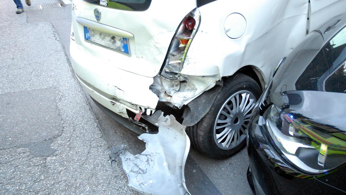Invade i binari, sbatte contro due auto e si ferma contro un muro