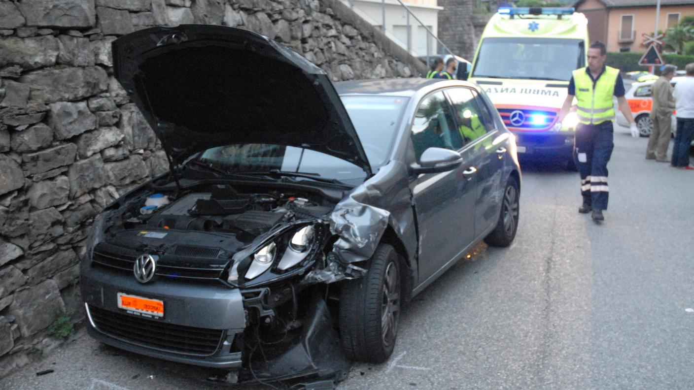 Invade i binari, sbatte contro due auto e si ferma contro un muro