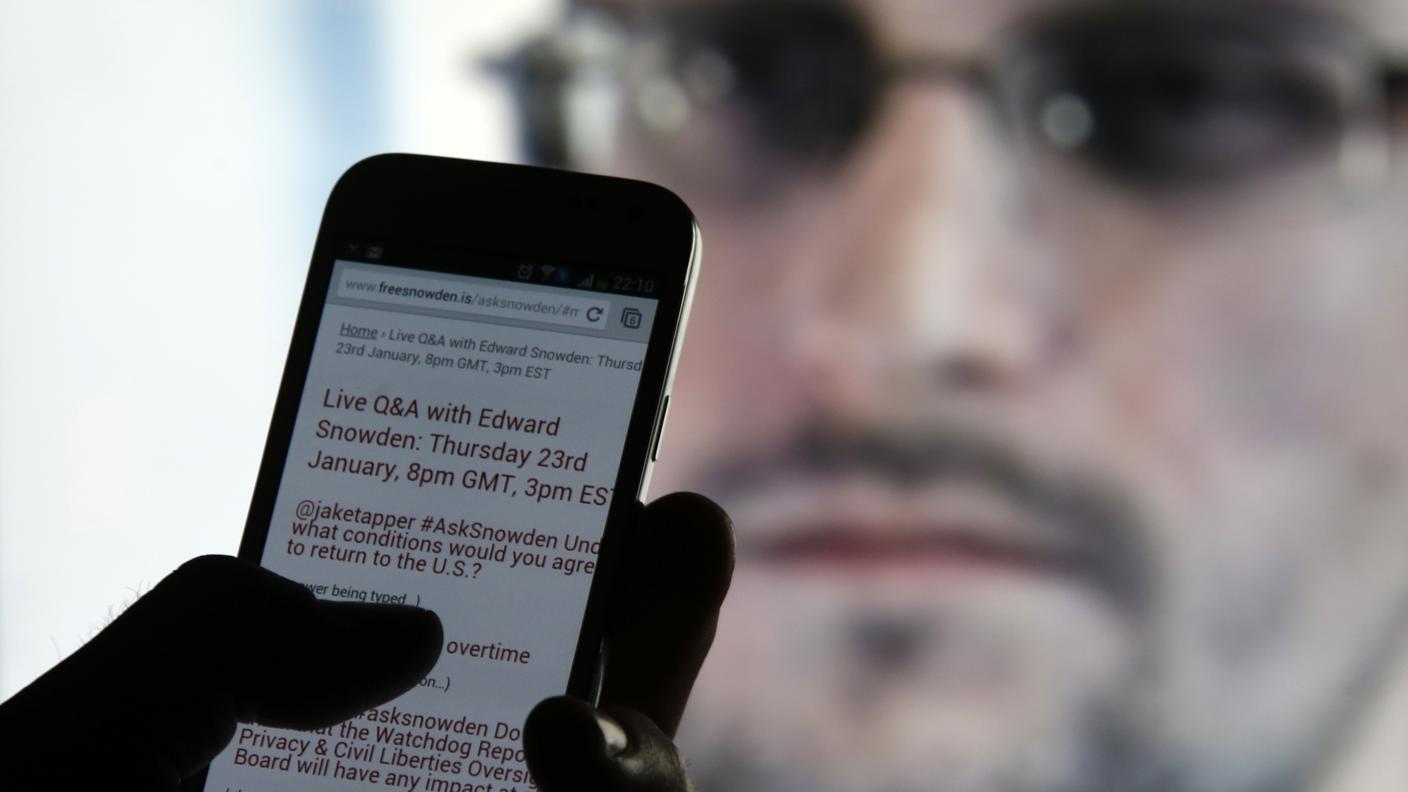 Sullo sfondo: Edward Snowden