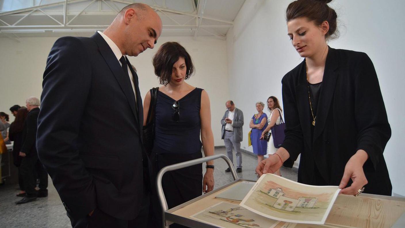 Berset durante la visita del padiglione