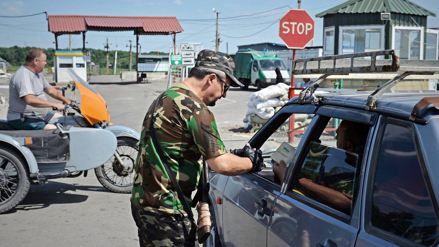 I miliziani pro-russi hanno preso il controllo di diversi posti di frontiera. Qui vicino a Lugansk