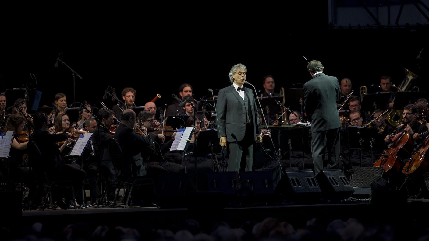 Un momento dell'esibizione di Andrea Bocelli