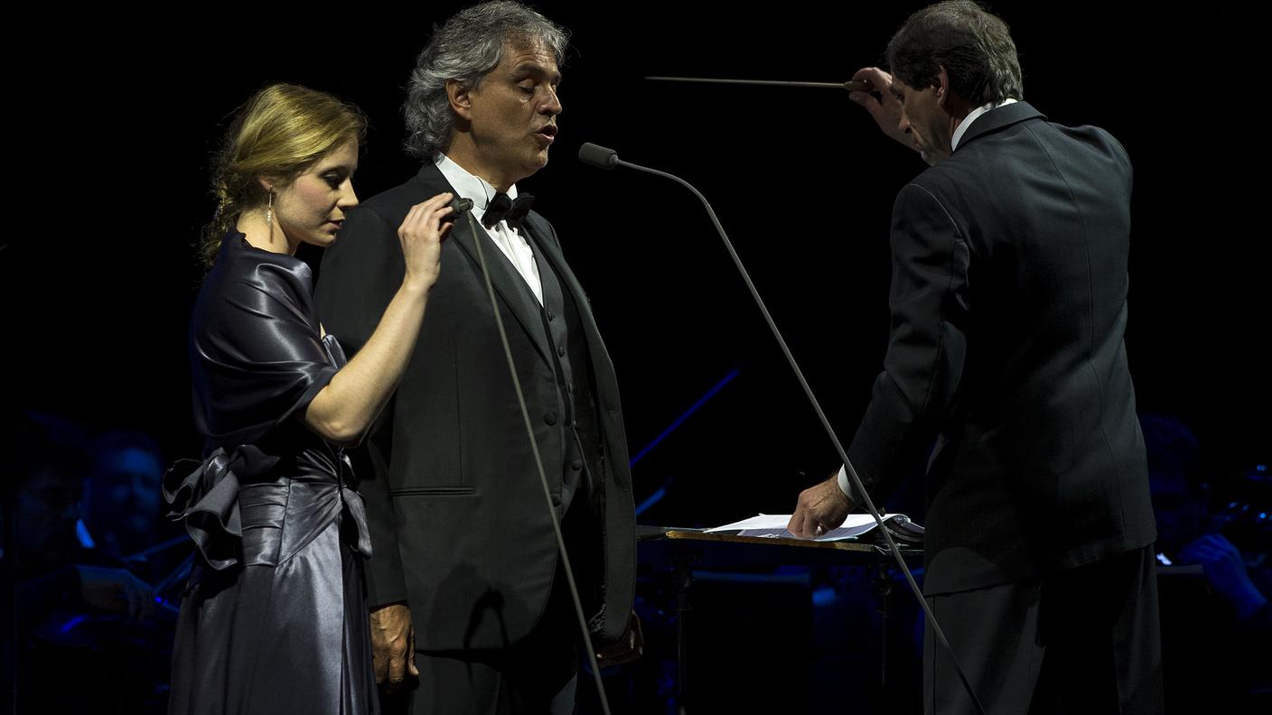 Un momento dell'esibizione di Andrea Bocelli