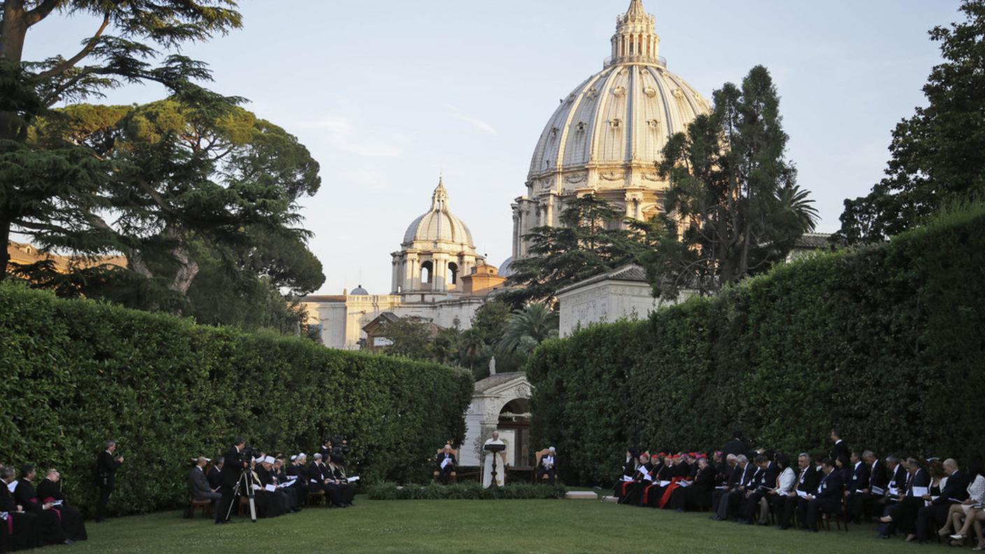 Un coro per la pace ai giardini vaticani