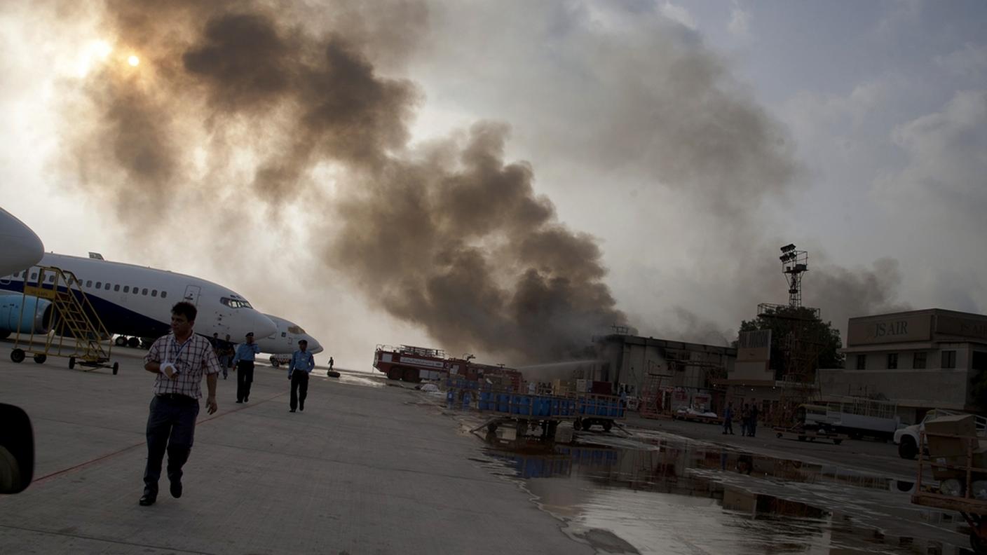 L'aeroporto di Karachi preso di mira dai terroristi