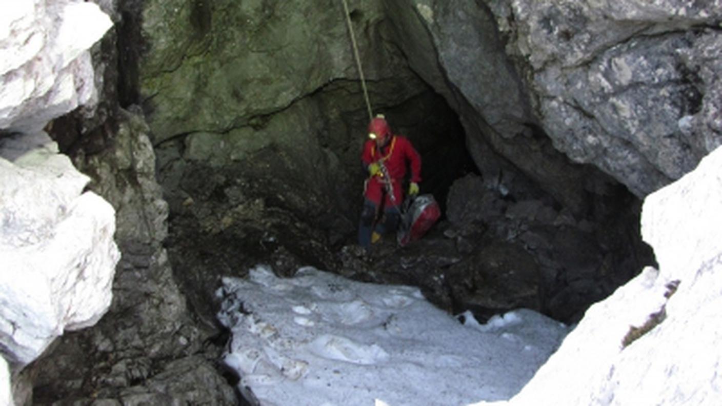 I soccorritori cercano una via per far passare la barella 
