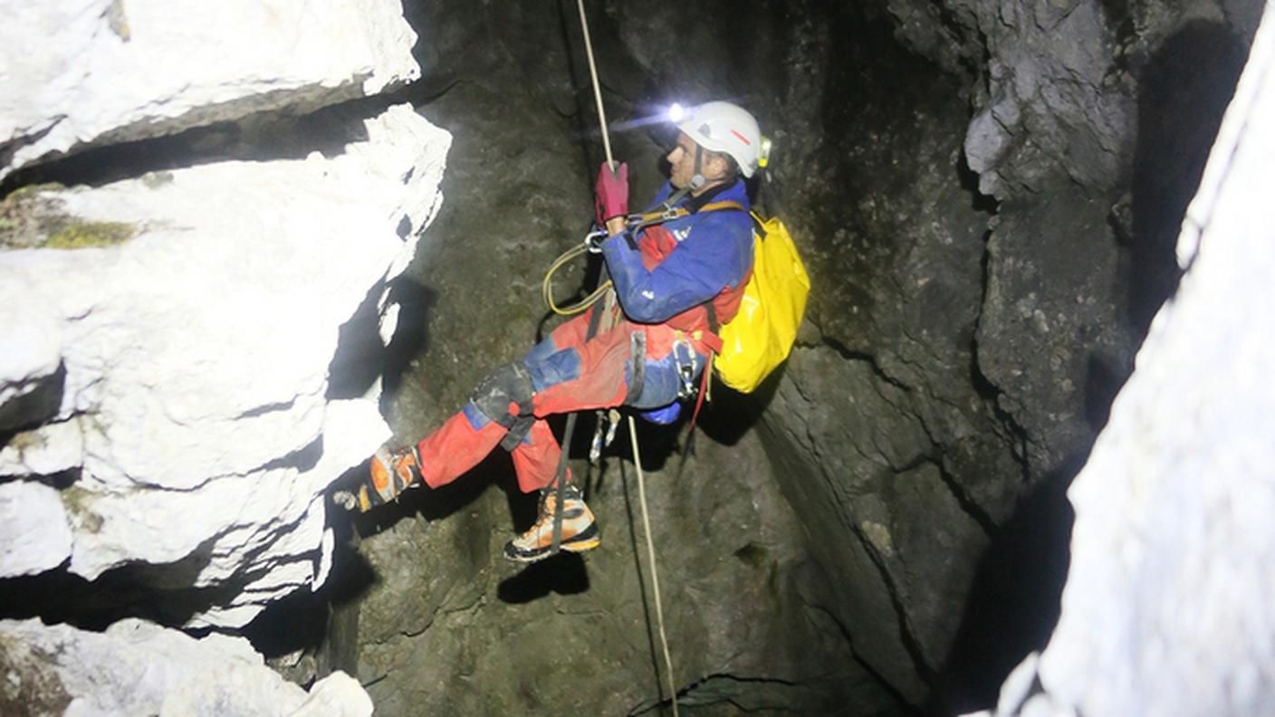I soccorritori cercano una via per far passare la barella 