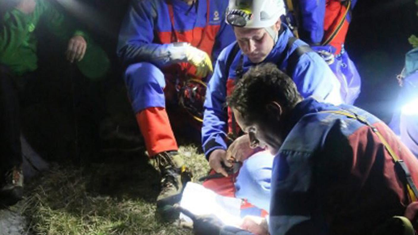 I soccorritori cercano una via per far passare la barella 