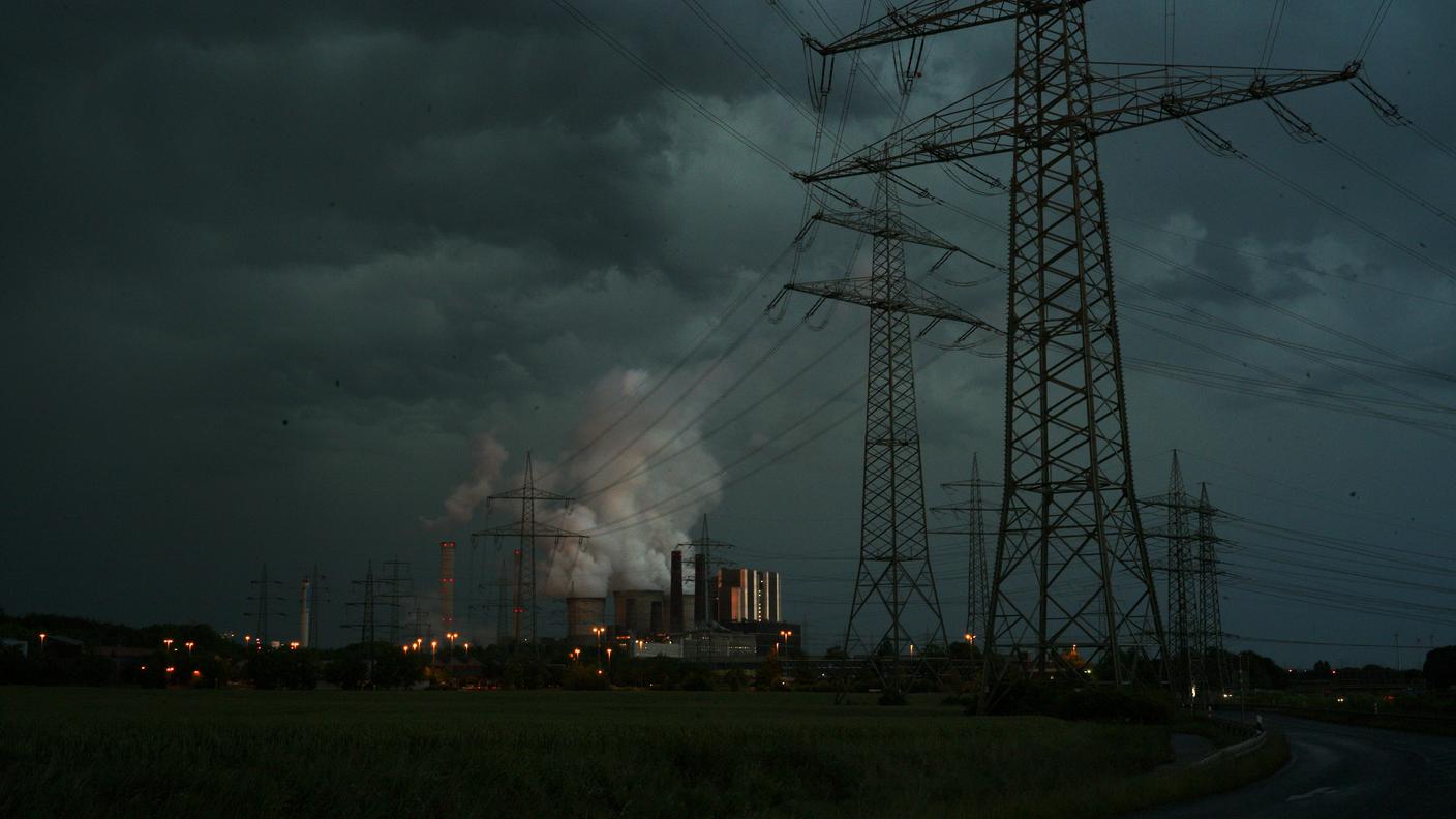 Una centrale a carbone durante la tempesta