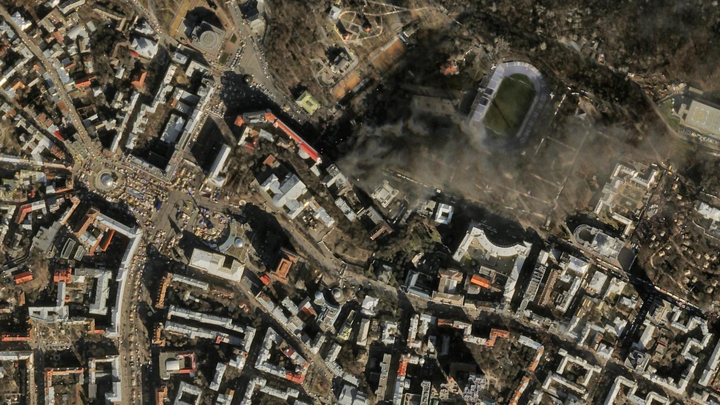 Una foto del centro di Kiev durante le proteste, scattata dal satellite già operativo