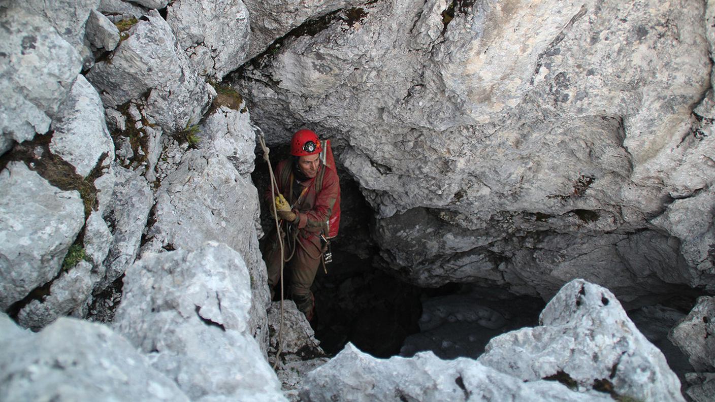 Uno dei soccorritori mentre si cala nel cunicolo 