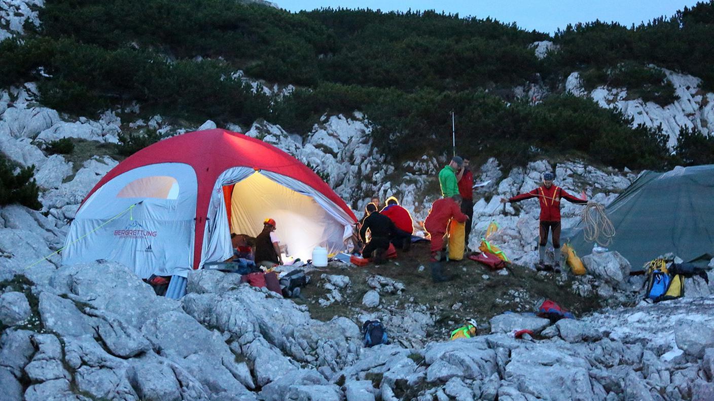 Soccorritori da giorni accampati all'esterno