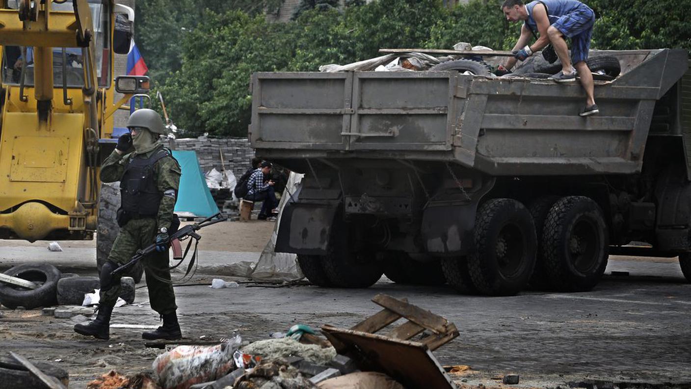 Militanti filorussi a Donetsk 