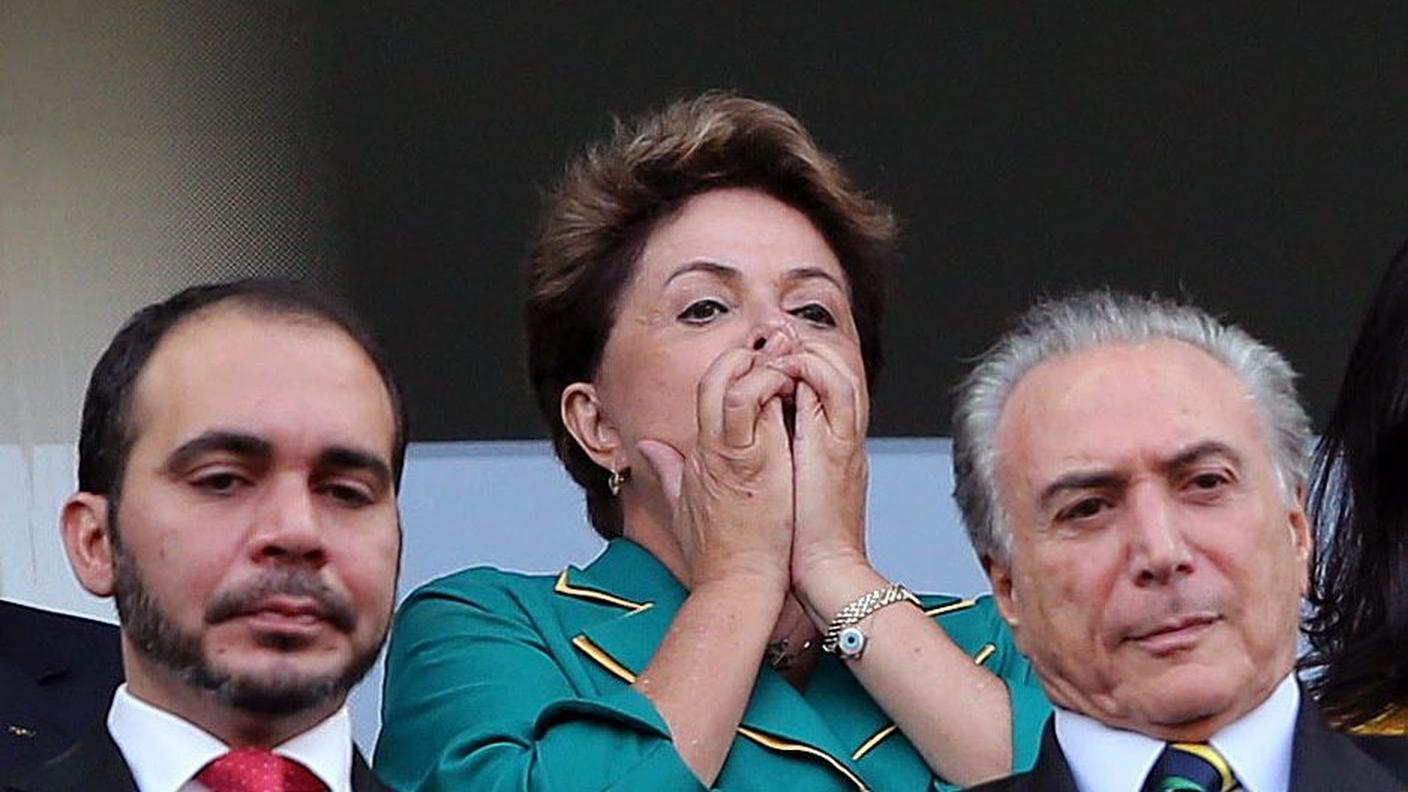 La presidente brasiliana Dilma Rousseff soffre in tribuna d'onore Keystone.jpg