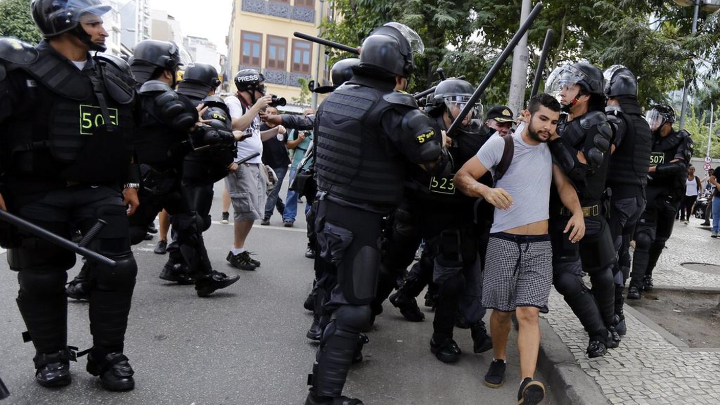 La polizia ferma alcuni manifestanti dopo i tumulti a Rio de Janeiro Keystone.jpg