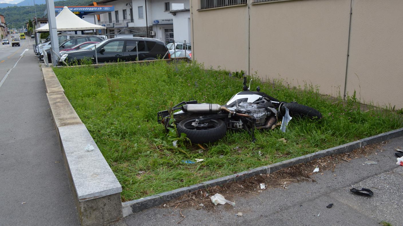 La moto è stata scaraventata fuori strada