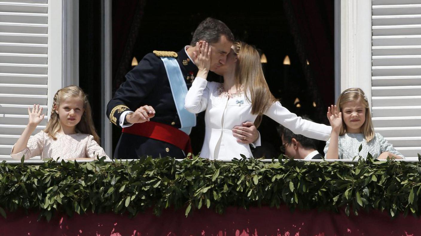 Felipe VI bacia la moglie sul balcone del Palazzo reale
