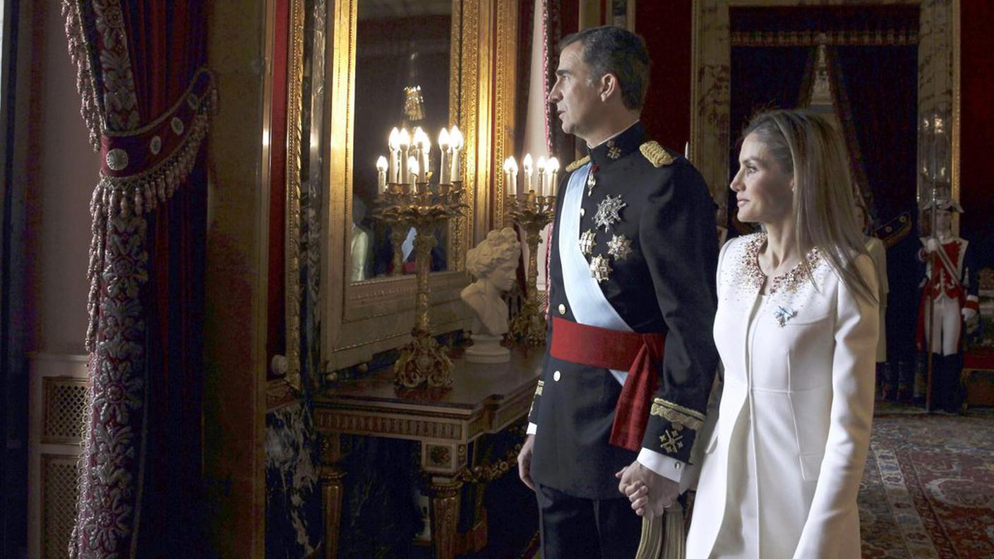 La coppia reale si appresta a mostrarsi al pubblico sul balcone della Zarzuela