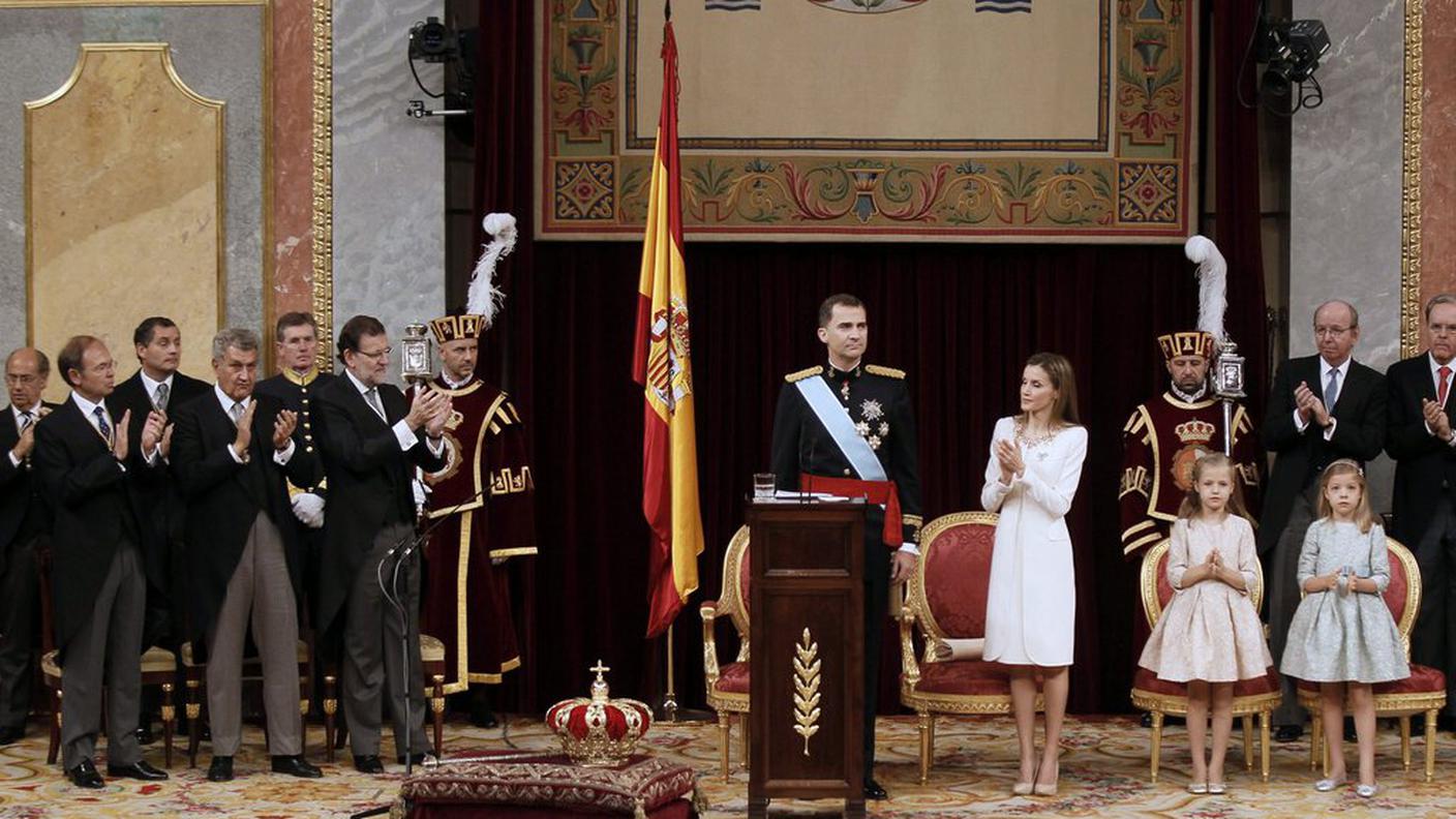 I senatori e i deputati hanno applaudito a più riprese il discorso del re