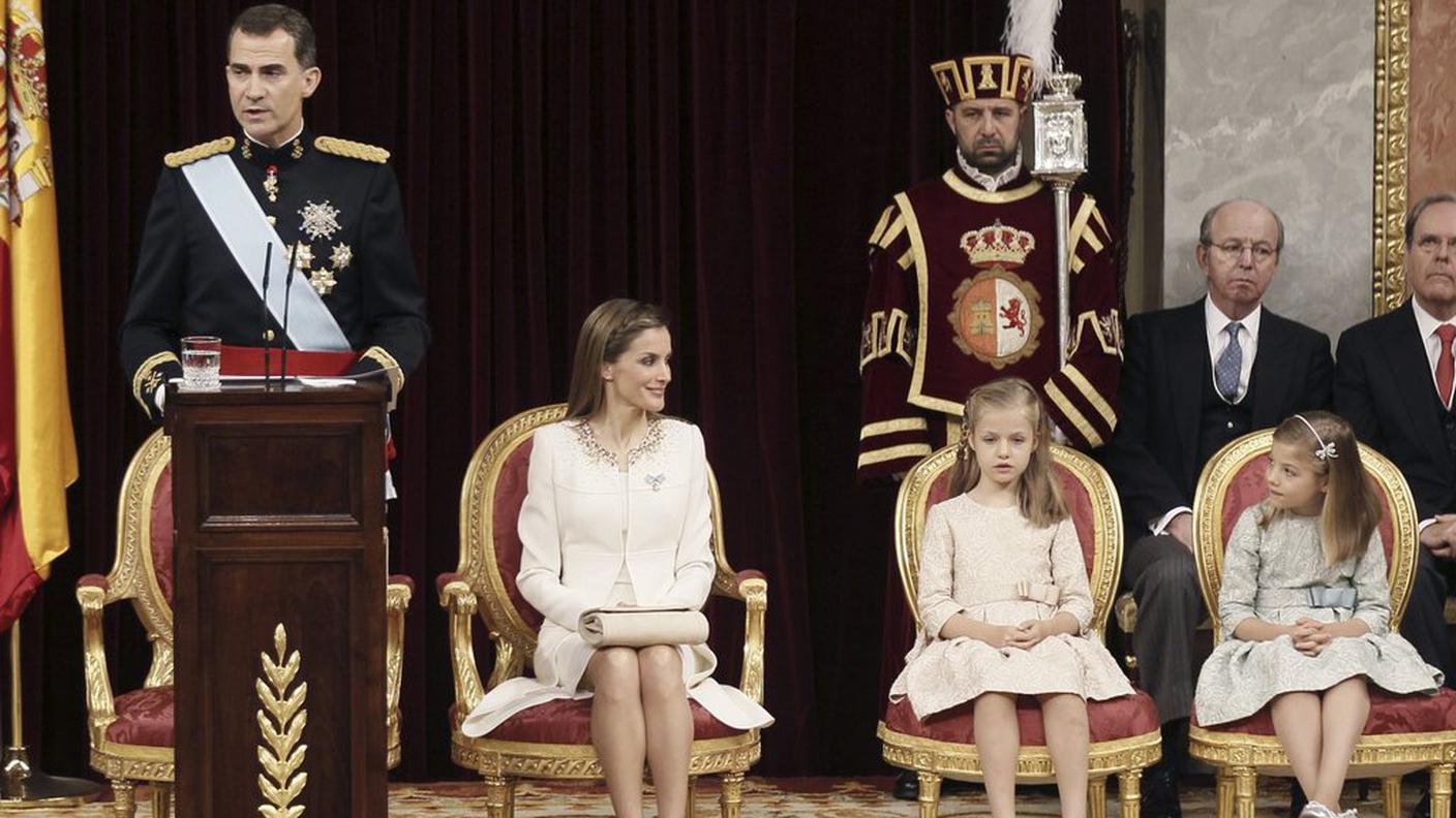 La regina sorride alla principessa Sofia durante il discorso del re nel Parlamento