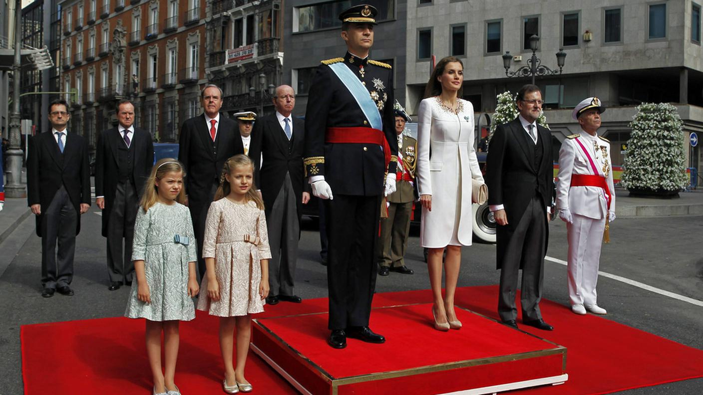 La famiglia reale ascolta l'inno nazionale