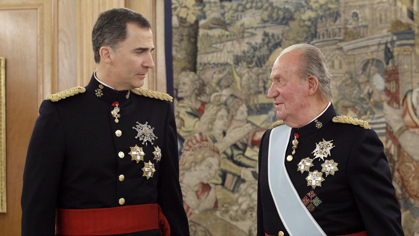 Juan Carlos si congratula col figlio dopo avergli consegnato la fascia di Capitano generale degli eserciti di aria, terra e mare