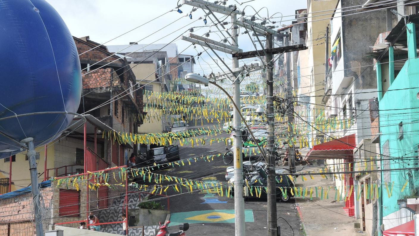 Di fronte la favela