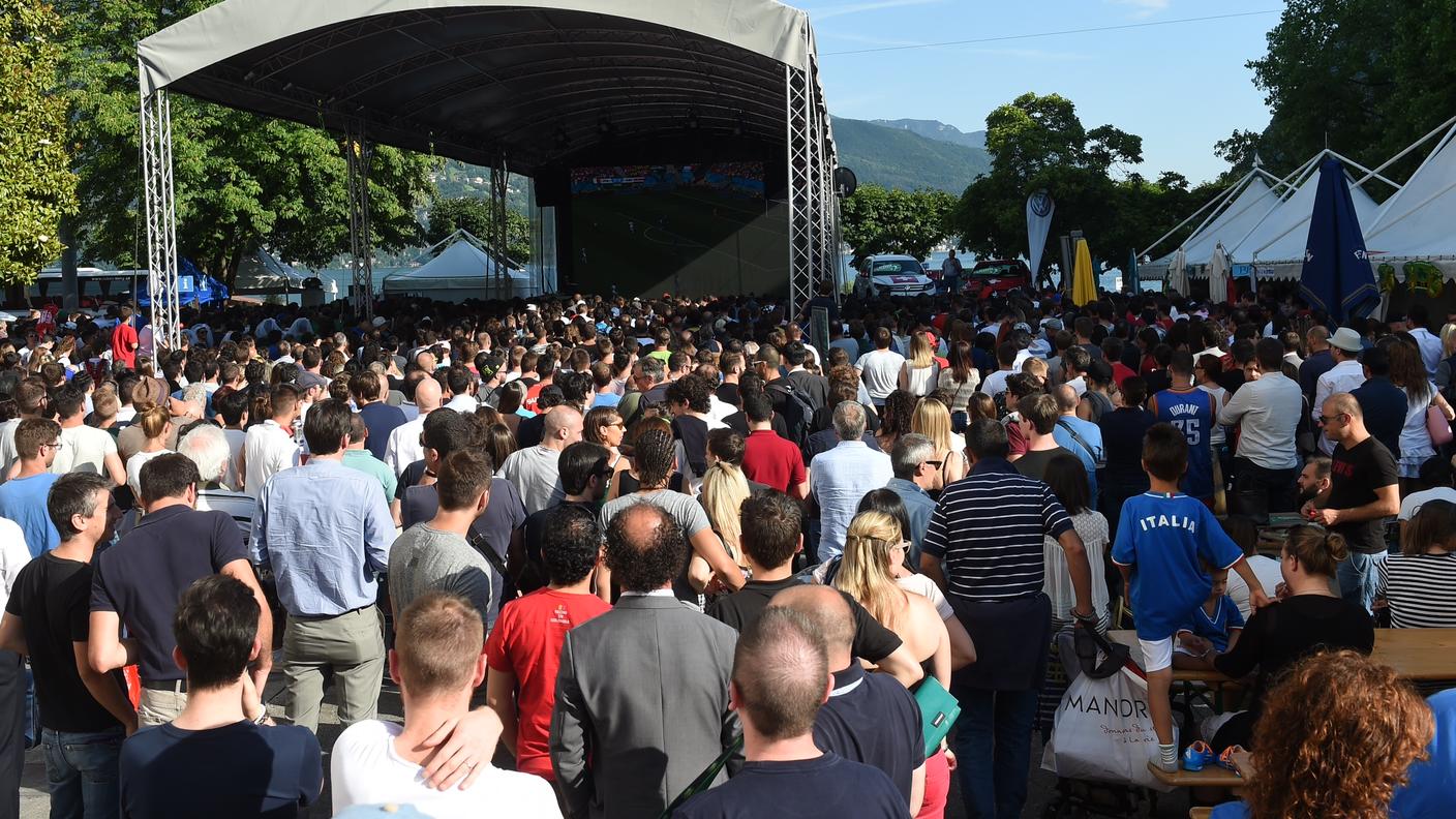 Italia - Costa Rica, Piazza Manzoni a Lugano