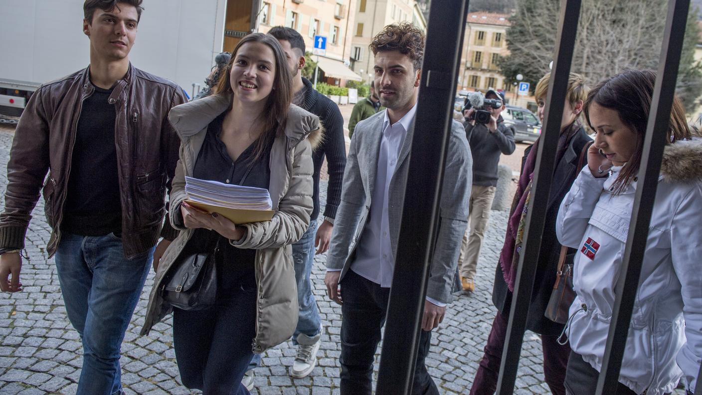 Gli amici di Yasin consegnano le firme in suo sostegno