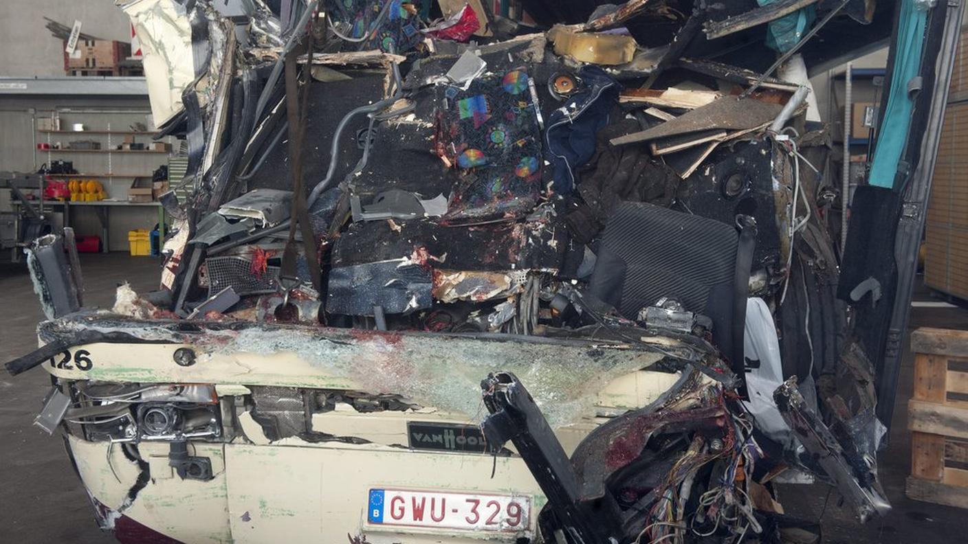 Quel che restava del bus dopo l'incidente