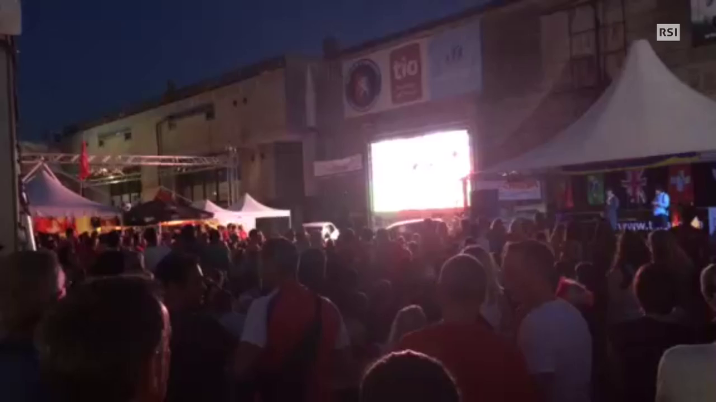 In piedi per l'inno