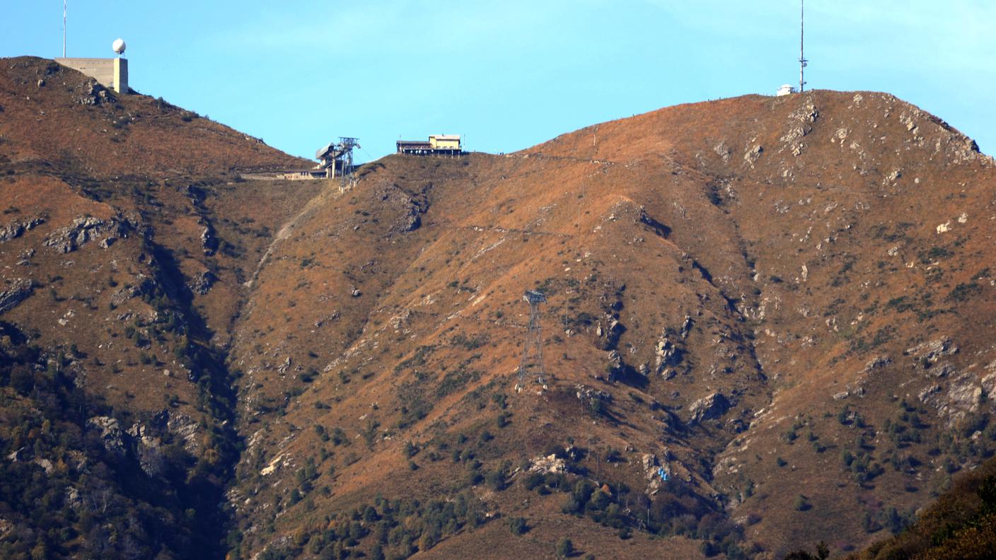 L'uomo è caduto per 150 metri in una zona impervia