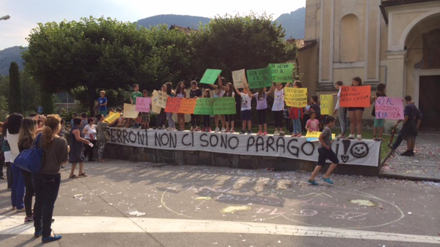 I dimostranti sul sagrato della chiesa di Lamone