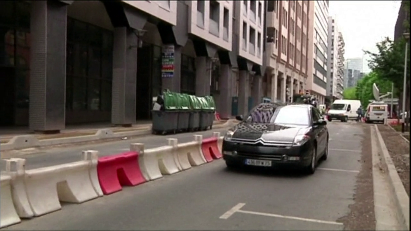 L'auto con a bordo Sarkozy arriva alla sede di polizia giudiziaria di Nanterre