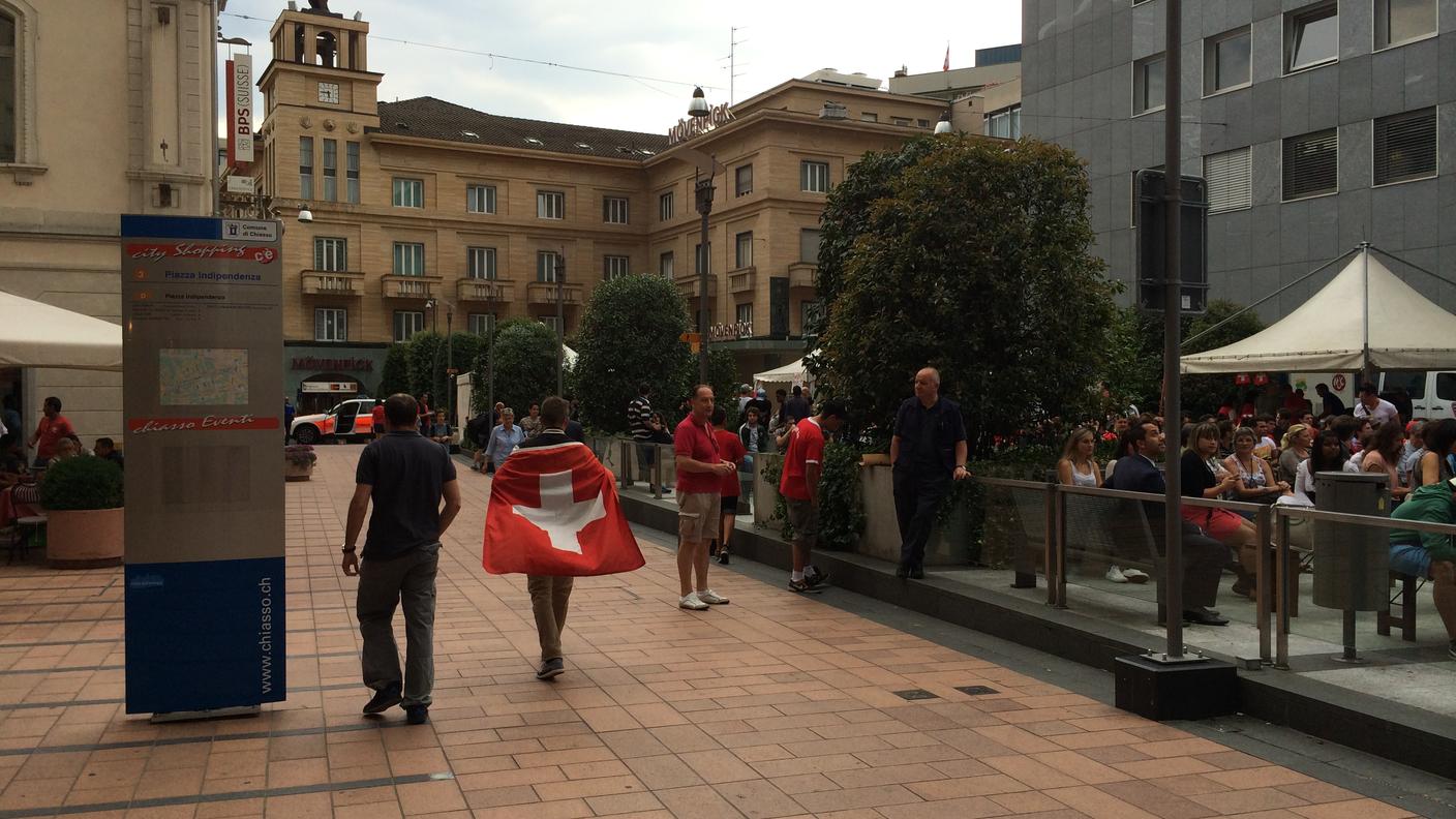 Gli ultimi fans raggiungono la piazza con il maxischermo