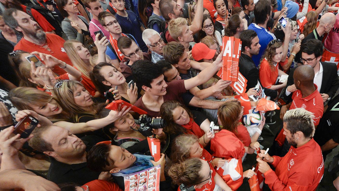 L'abbraccio dei tifosi all'Hallenstadion