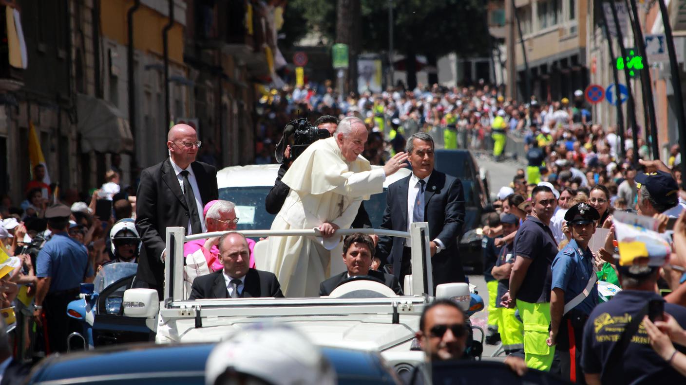 Migliaia di fedeli salutano il papa a Campobasso