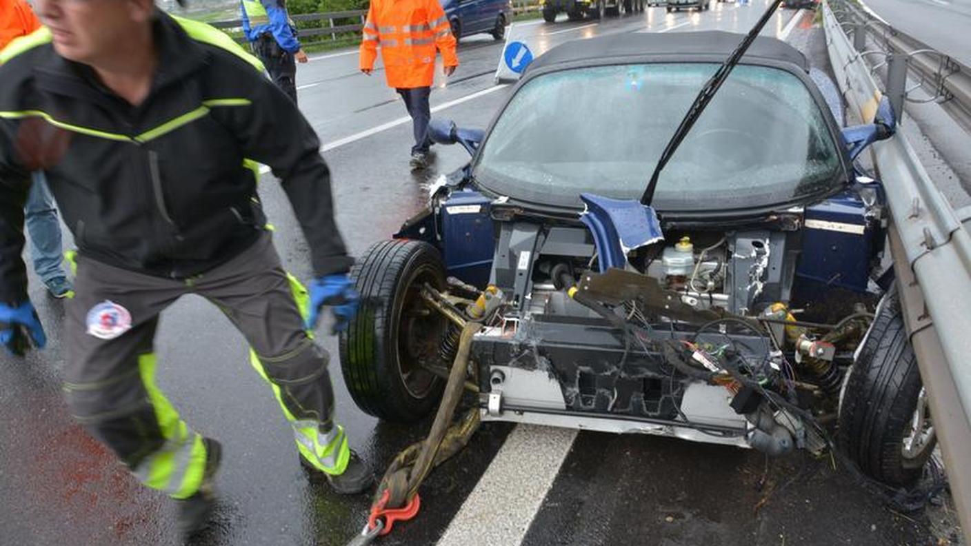 L'auto è stata completamente distrutta