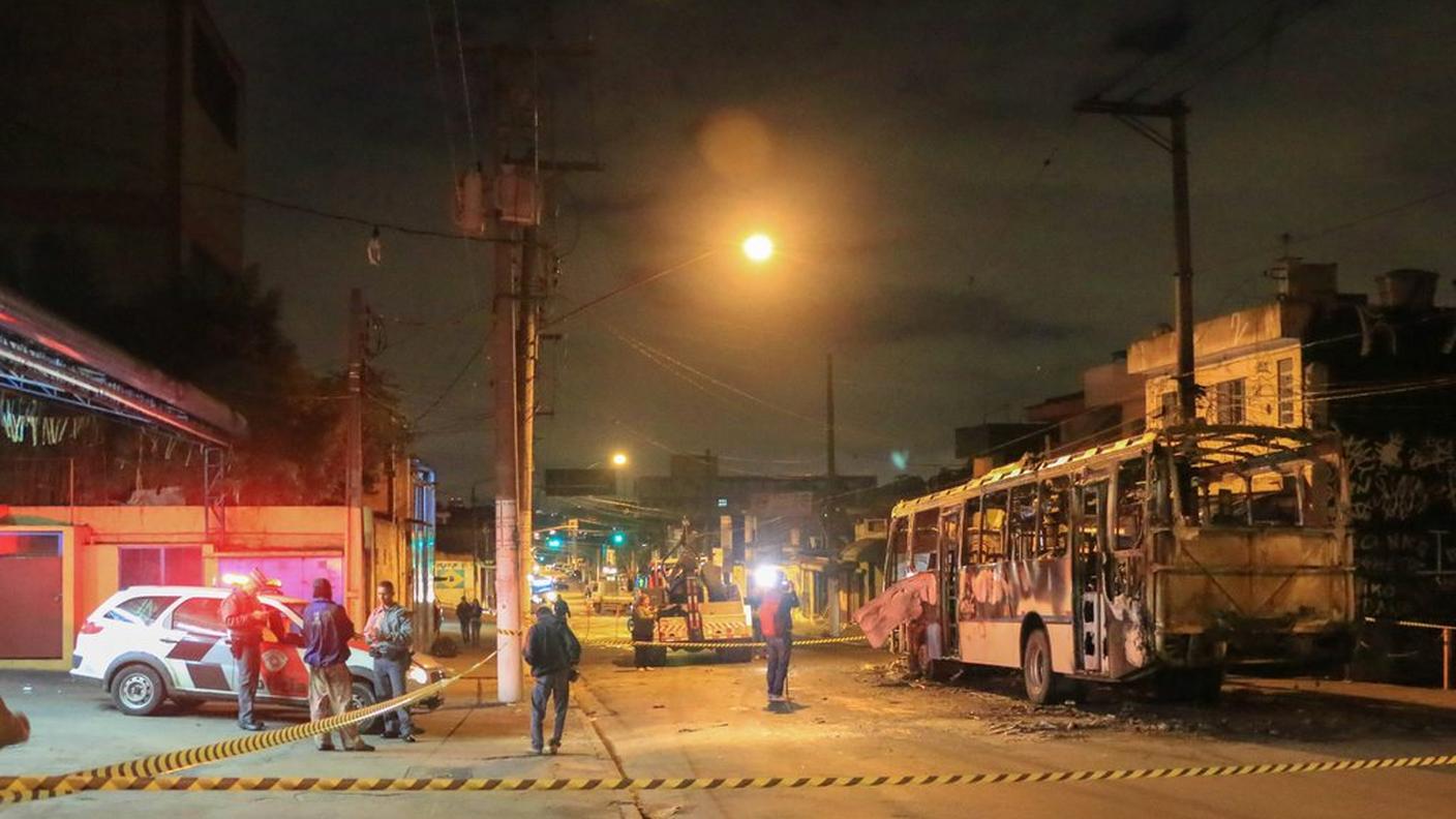 Bus bruciato a San Paolo