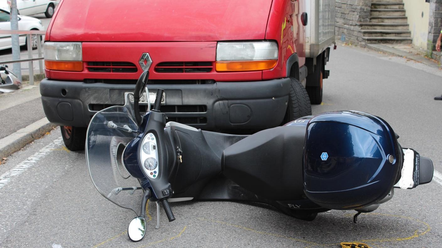 Lo scooterista è caduto a causa dell'impatto