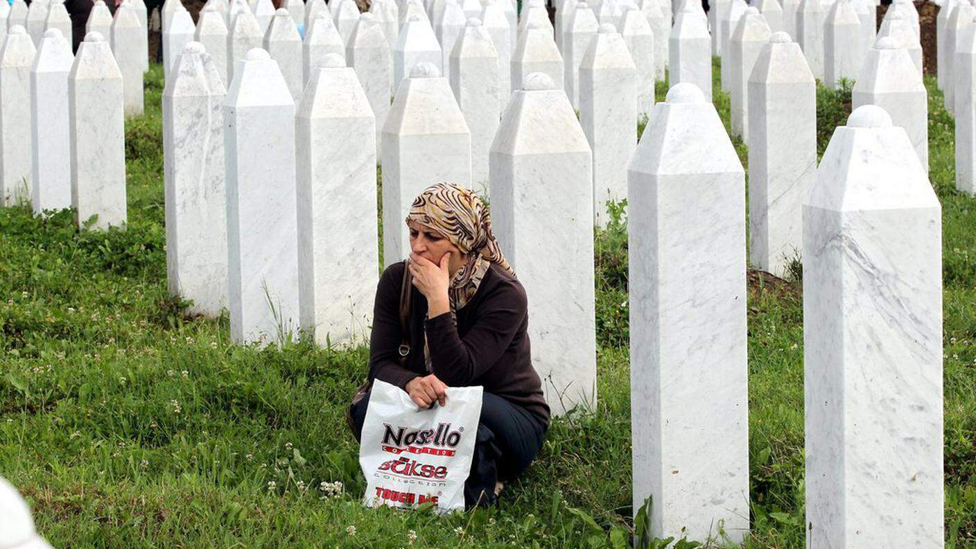 Una donna bosniaca nel cimitero di Protocari