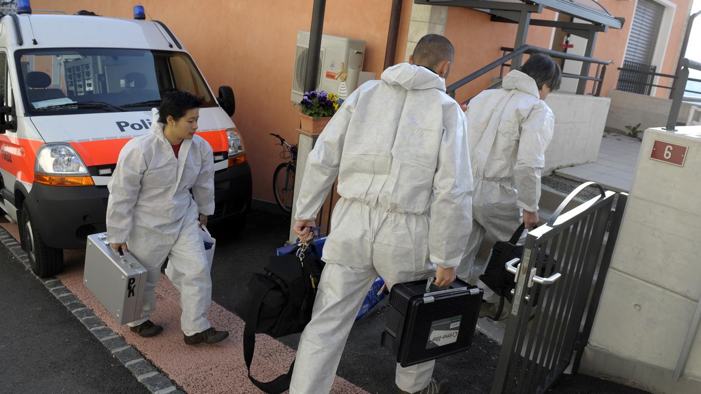 Polizia scientifica al lavoro dopo il ritrovamento del cadavere