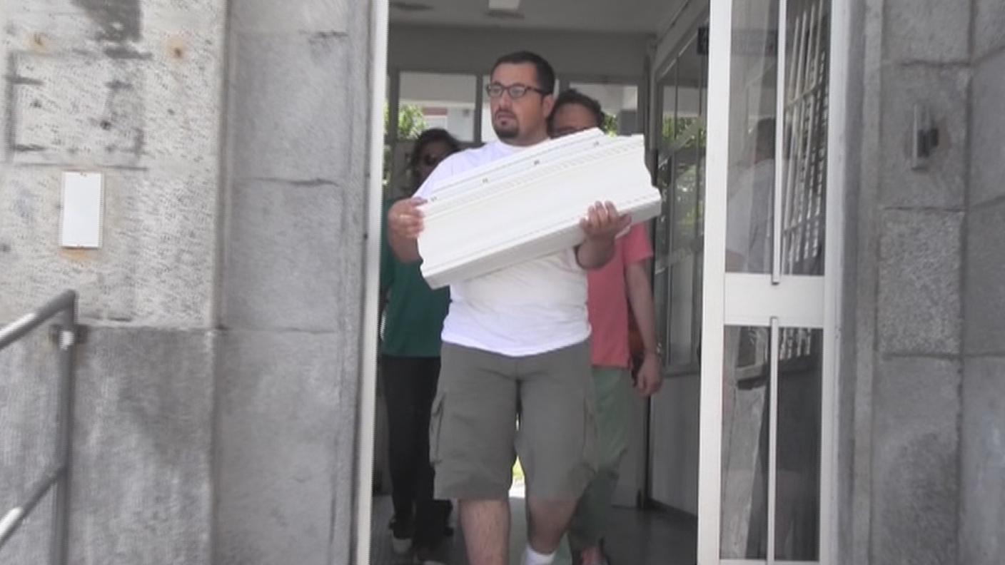 Il padre all'uscita dell'ospedale