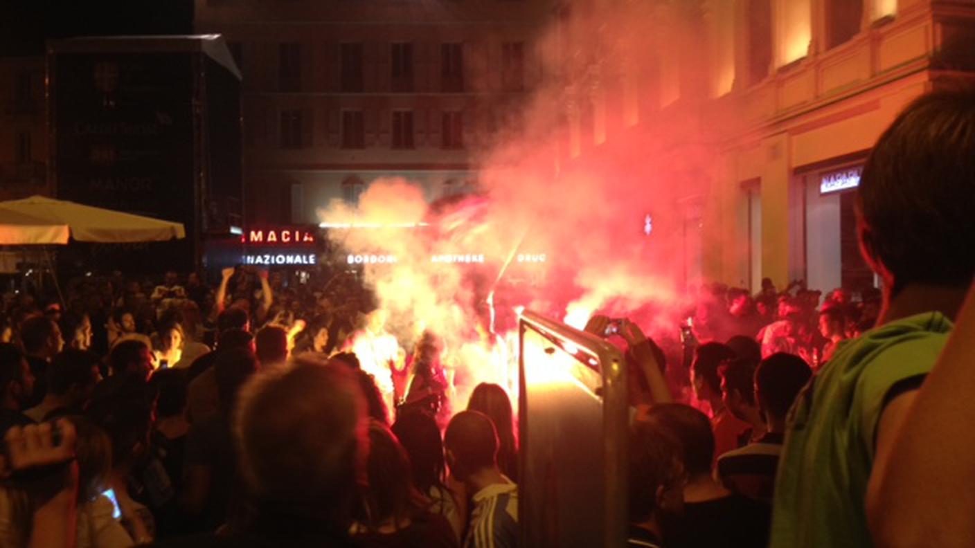 Fumogeni a festa dopo il goal decisivo